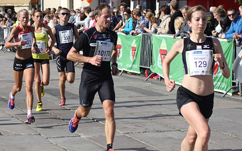 Halvmaratonløperne passerer foran Rådhusplassen etter ca 8 km. Annie Bersagel har kommandoen, men både Veronika Blom og Marthe Myhre følger bare noen meter bak. (Foto: Frode Monsen)