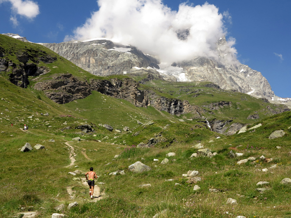 Kilian-Jornet-mot-Matterhorn-bakfra