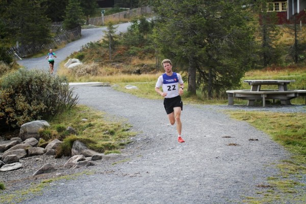 Petter Skinstad er fra Gjøvik, men løp likevel på hjemmebane på Sjusjøen. her har han fått en avgjørende luke.Foto: Rolf Bakken