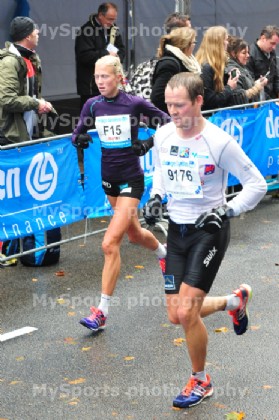 Det var ufyselige forhold under Eindhoven Marathon for Marthe og samboer Ronnie. (Foto: MySports photography / brooksrunning.nl)