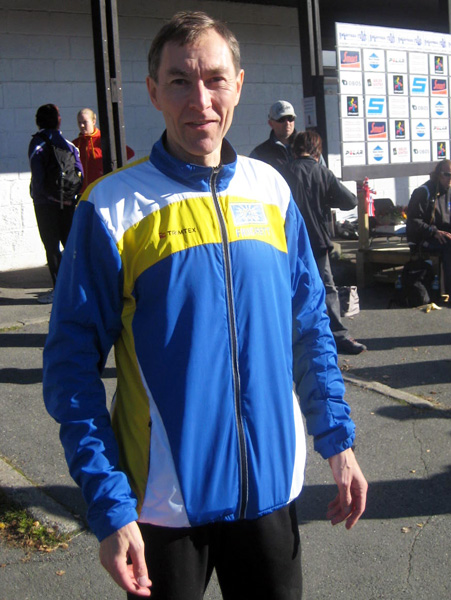 Løpsleder Hermann Bruun ønsker velkommen til Nøklevann Rundt, som han gjorde i fjor. Da hadde han en "dobbeltrolle", siden han også rakk å løpe selv og var ubeskjeden nok til å vinne den innlagte bakkespurten fra Rustadsaga, et lite, men bratt bakkeløp som en egen konkurranse i konkurransen. Og Bruun har vist enda bedre form i år og løp nettopp Stolzekleiven Opp på sterke 10.16, til 3.plass i klassen, bare 8 sekunder bak klassevinner Brynjulf Vonen. (Foto: Frode Monsen, fra fjorårets Nøklevann Rundt på SportsBloggen)