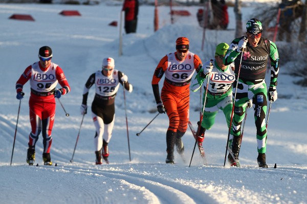 Eldar Rønning leder an foran et kobbel av løpere. Det ble en solid andreplass på veteranen, som tydeligvis er i rute. (Foto: Bjørn Hytjanstorp)