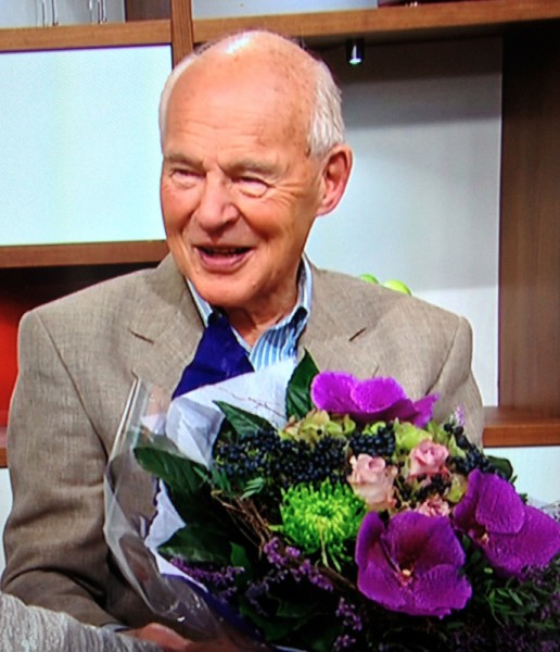 En glad og sprek 80-års jubilant får blomster og hedres i TV2. 