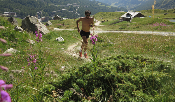 Verdens beste skyrunner: Kilian Jornet i lette steg på vei mot toppen av Matterhorn i sommer. (Foto: Luca Roncoroni)