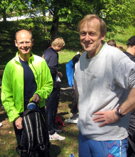 To gamle storløpere før Holmenkollstafetten for Oppegårds veteraner i 2011: Tegner og tidligere hekkeløper i Norgestoppen Per Einar Arnstad (t.h.), med pers på 400m hekk på 53,89, som er nummer 60 på adelskalenderen gjennom alle tider i Norge den dag i dag. Til venstre er Jostein Bergane, som bl.a har 29.50 fra SkiMila fra glansdagene. (Foto: Frode Monsen)