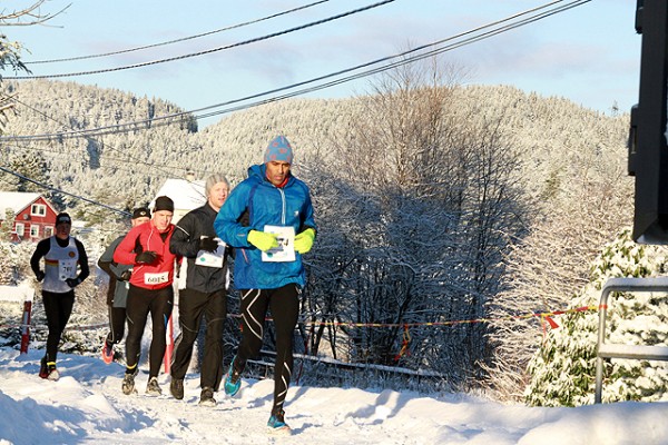 Vinterlige forhold: Bjørn Fretland skimtes som nummer 4 i rekken, som ledes an av halvmaratonløperen Kenneth Christopher-Hope. (Foto: Tom Roger Johansen, Kondis)