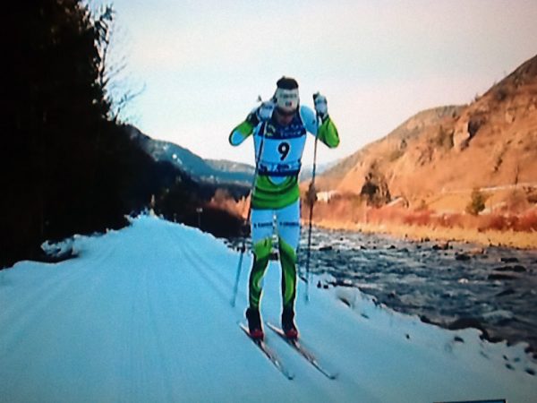 Avgjørelsen faller. Simen Østensen har startet en langspurt med 6 km igjen... (Foto: tv-bilde)