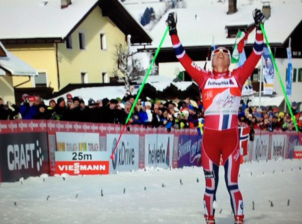 Astrid uhrenholdt Jacobsen jubler over mål etter å ha opprettholdt ledelsen i årets Tor de Ski. (Foto: fra tv-sending)