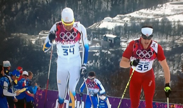 Cologna har hentet inn Olsson med halvminuttet, og de to beste gikk sammen på den siste delen av 15 kilometeren. (tv-bilder)