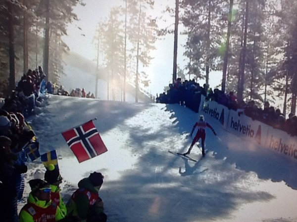 Stemningsfullt og norske flagg da Johaug spratt som en fjellgeit opp mørdarbakken og alle andre bakker i Falun. 