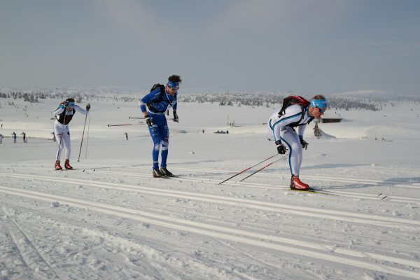 De tre som utgjorde pallen var i tet også ved Kroksjøen etter ca 3,5 km. Morten Eide Pedersen drar hardt foran Rune Børsheim og Morten Aa Djupvik. Foto: Frode Monsen, Sportsmanden.no