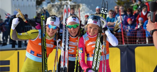 Seierspallen på 30 km: Marit Bjørgen, Therese Johaug og Kristin Størmer Steira. 