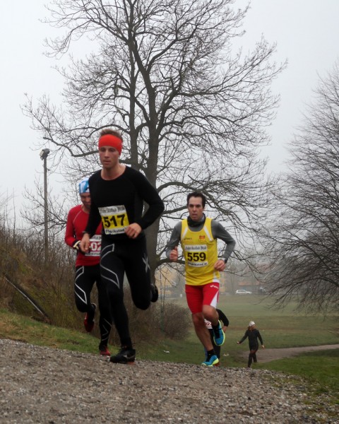 Mads Johansen med Asle Slettemoen på hjul litt før runding halveis på halvmaraton. (Foto: Frode Monsen)