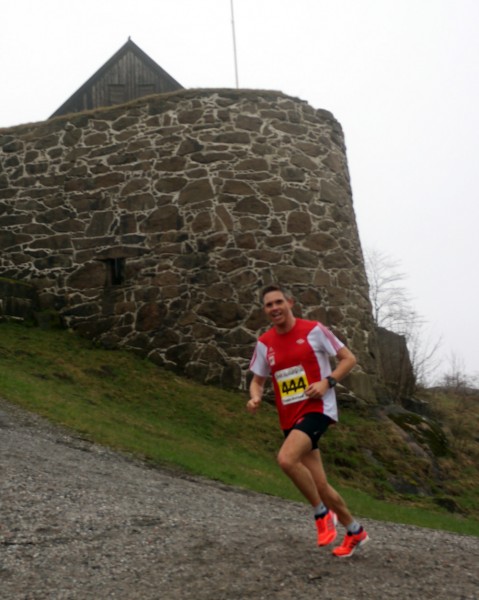 Espen har fått øye på fotografen, ved passering litt etter 10 km, og ser veldig sterk og optimistisk ut.