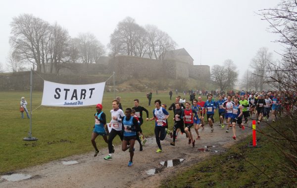 Starten er gått på 5 km, med festningen i Gamlebyen som bakgrunnsteppe. (Foto: Frode Monsen)