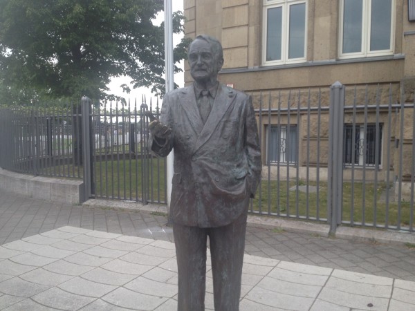 Rett før målgang, foran Die Presidentin des Landtags Nordrheim Westfalen som Düsseldorf er hovedstad i. stod denne statuen av den tidligere tyske presidenten Johannes Rau. 