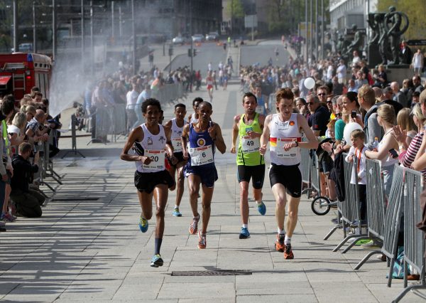 Tetgruppen ved passering foran Rådhuset etter ca 7 km. 