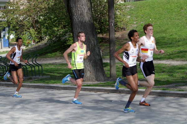 Marius Vedvik og Okubamichael Fissehatsion kjører knallhardt etter 8 km, med Buraas på hjul. (Foto: Trond T. Hansen)