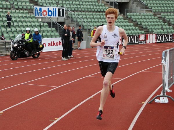 Tjalves ankermann i siste sving. Ingen lag kommer susende bak denne gangen. (Foto: Frode Monsen, Sportsmanden.no)