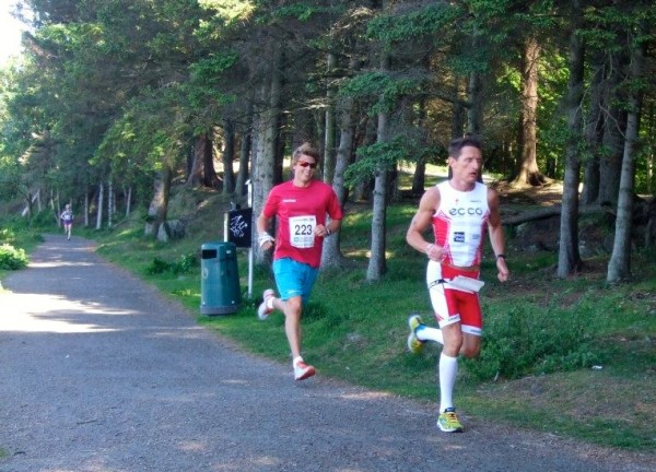 Irek Korfini fra Haugesund Triathlonklubb kjørte knallhardt fra start og selv om vinneren Håvard Austevoll her følger på med et smil, så ledet Korfini med hele 54 sekunder etter 10 km som ble passert på raske 35.57.