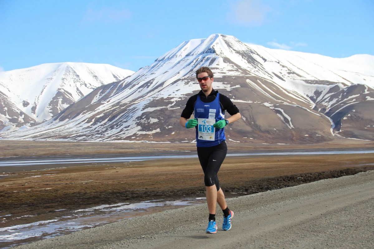 Sindre Torp på vei mot sin første totalseier i et løp. Og hvilke omgivelser å gjøre det i!  (Foto: Longyearbyen fotoklubb)