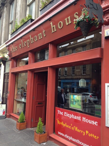 “Birthplace” of Harry Potter står det på vinduet utenfor caféen the Elephant House. 