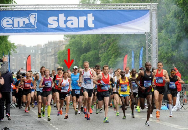 Startskuddet går i London Road – undertegnedes røde bandana skimtes så vidt i mylderet av løpskåte maratonere!