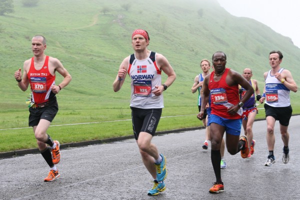 Små-trolsk stemning når vi løper forbi Arthur’s Seat!