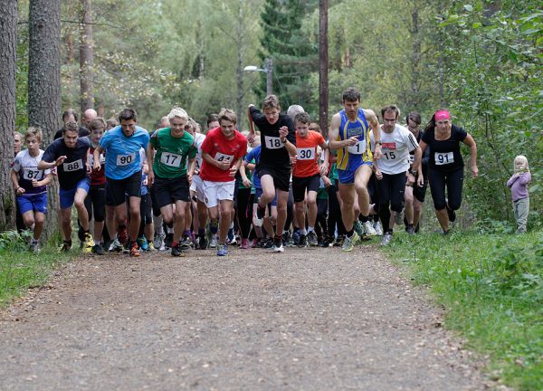 Ulsrudvannet Rundt går i idylliske omgivelser ikke langt fra Haraløkka ved inngangen til Østmarka, og er gratis! Her er fra ett av løpene i fjor. Med startnummer 1 ser vi en av det faste inventaret i UVR, Bølers sterke veteran Trond Olav Berg.  Han løp også gårsdagens løp til klasseseier i M50-54 år, men måtte nøye seg med sjette beste tid totalt. (Foto: Per Inge Østmoen)