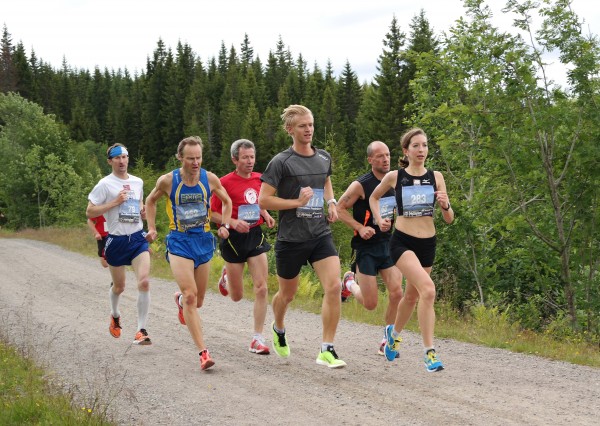 Etter en snau kilometer var det en mann som var ensom i tet. Men bak Gishe Wako kom denne klyngen anført av Hagesveen, Fredriksen og Bersagel, med Hole, Antonsen og Anders Soovik i andre rad. Se egen reportasje for bildfer av de fleste løperne i Nordmarka Halvmaraton.