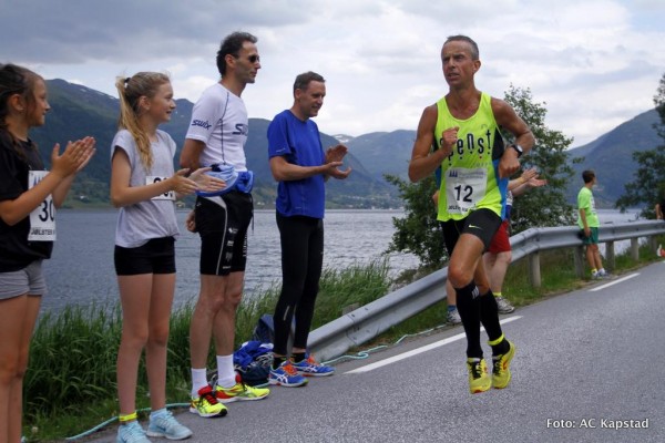  Hjemmehåpet Terje Lyngstad heies på vei mot seier i Jølster Maraton. Foto: Anne Cecilie Kapstad