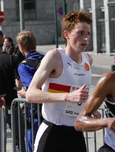 Marius Vedvik slo til med norsk rekord på 5 km gateløp i Jølster. Her fra Sentrumsløpet. Foto: Trond T. Hansen, Sportsmanden.no 