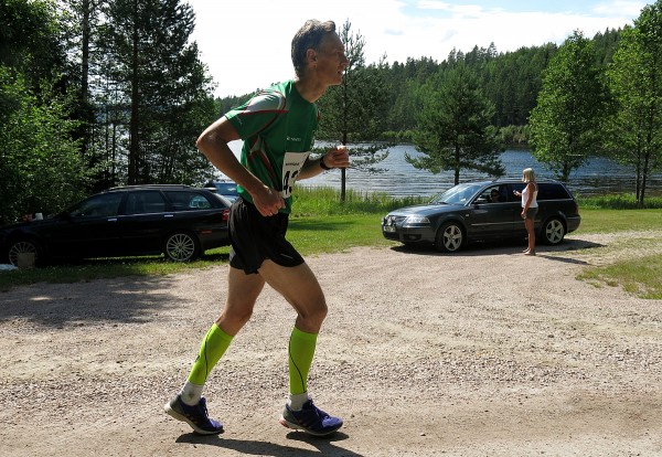 Tron Inge sliter seg frem i tropevarmen på svenskegrensen. Foto: Bjørn Hytjanstorp