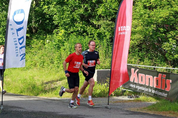 Johan S Roald og Per Gustav Blom passerer målområdet etter snaue 2 km