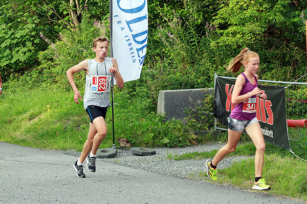 Unge Adele Henriksen fra Loddefjordløperne har løpt fortere og fortere utover i karusellen. Her følges hun av Jan Jakobsen.
