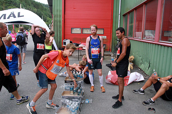 Olden er sponsor av drikke til tørste løpere i sommervarmen