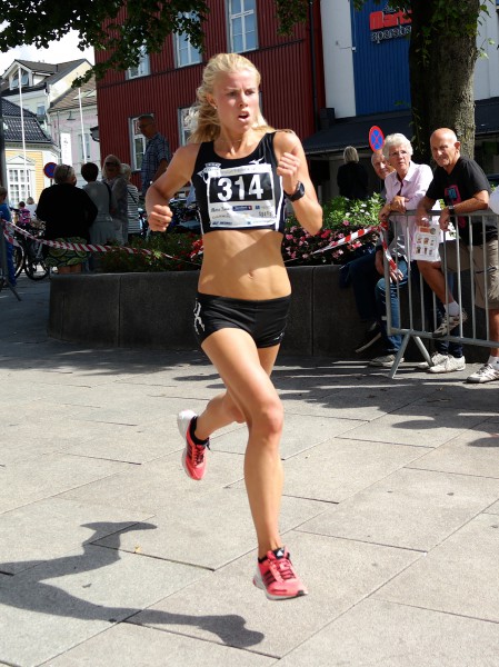 Marit Haslie formelig flyr mot mål i Moss. Foto: Frode Monsen, Sportsmanden