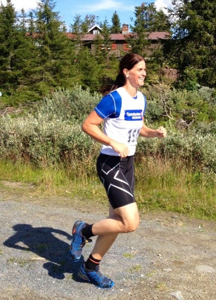 Det var mange blide løpere som hadde en fin dag på Sjusjøen, som Hanne Wibe, nummer to i klasse 40-49 år. Foto: Sportsmanden