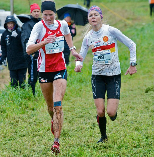 SØLVJENTER: I NM for et par uker siden var det en tøff duell om seieren mellom Marthe Katrine Myhre (t.v.) og Kirsten Marathon Melkevik. Begge fikk det litt tyngre i lahti, men var med på å sikre sølv til Norge i lagkonkurransen. Foto: Jørgen Pettersen