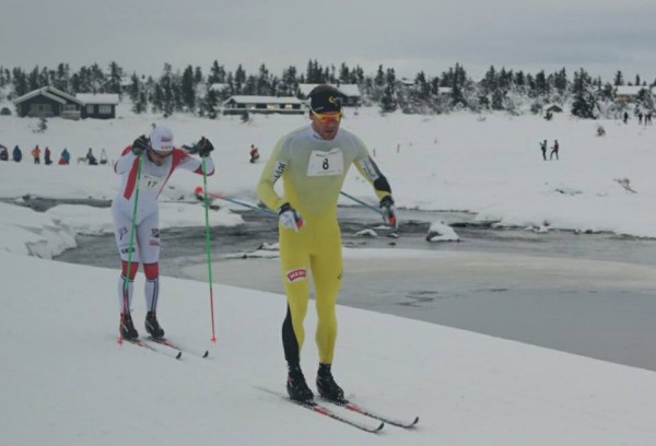 Øystein Pettersen staket seg til seier på blanke ski. Her etter vel 19 km med Hans Christer Hollund på bakskiene. 