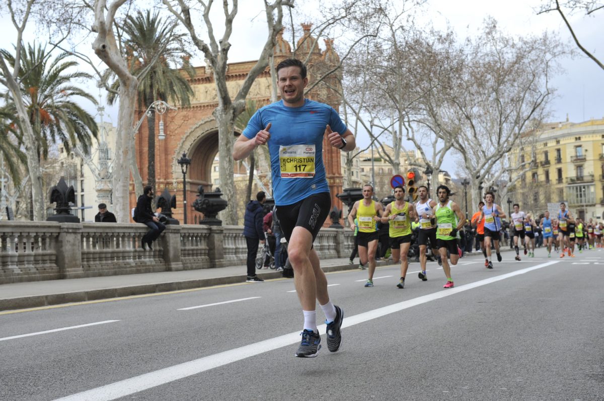 Rett etter 7 km passerer vi målområdet ved Arc di Triomf. Det har heldigvis nå blitt en mer behagelig spredning av feltet.