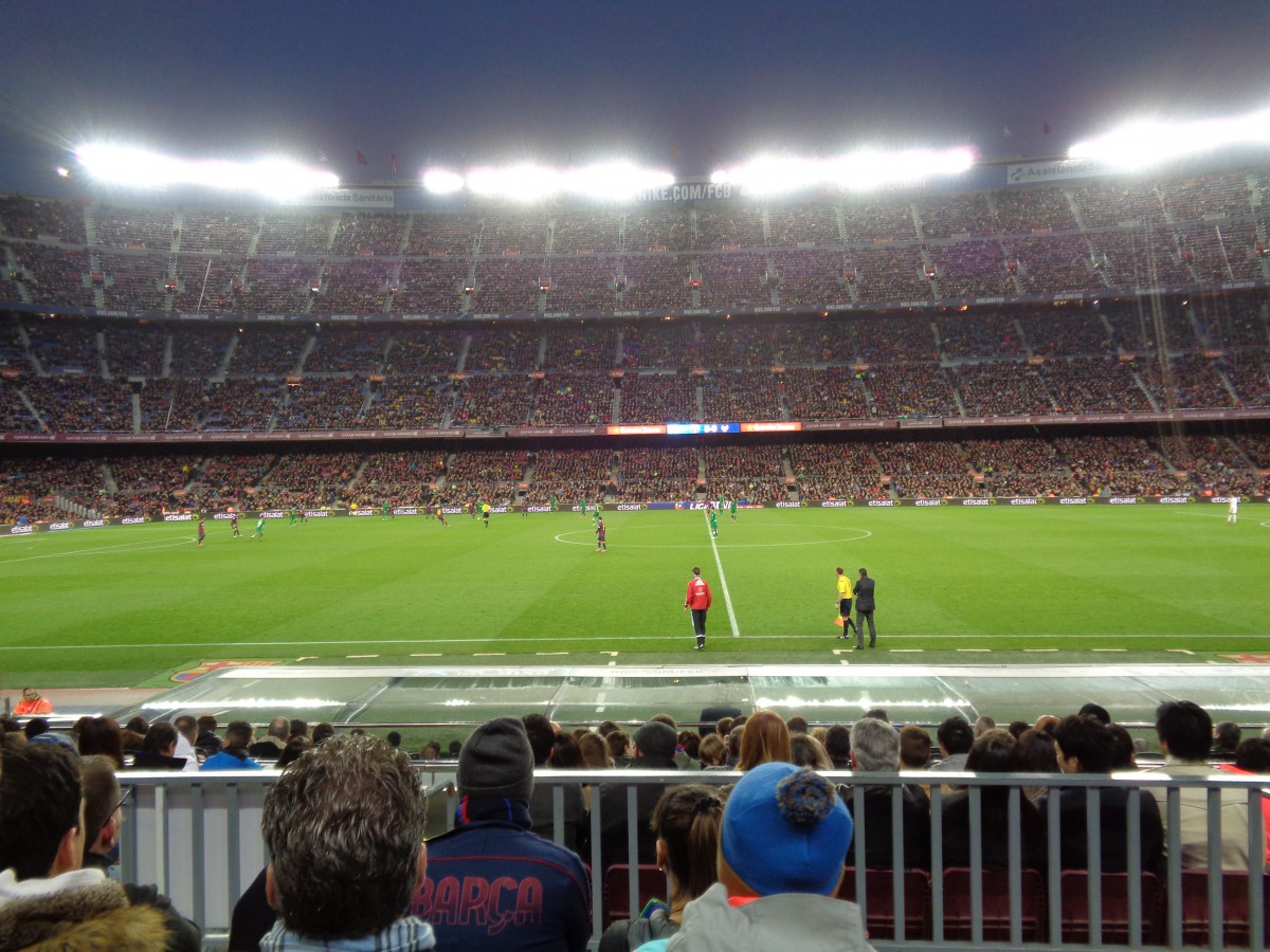 Camp Nou blir bare enda mektigere når flombelysningen kommer på. Jeg storkoser meg rett bak innbytterbenken til Barca mens hele stadion taktfast og unisont roper Meeeessi, Meeeessi, Meeeessi!