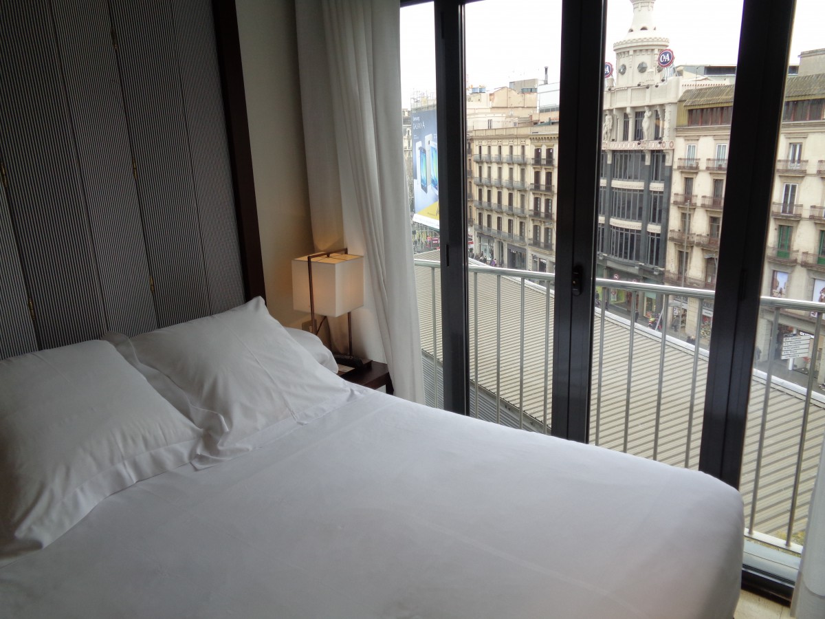 Base camp! Mens fiffen gjerne brisker seg på W Barcelona eller Mandarin Oriental har koselige Hotel Pulitzer rett ved Plaça de Catalunya blitt min personlige favoritt i Barcelona. Utrolig stilig og fresht design, renslig og ryddig og glitrende beliggenhet gir toppscore fra undertegnede:) 