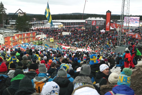 Var det trangt om plassen under løpet, var det ingenting mot køen på vei ned til Lugnet skistadion etterpå. Men med norsk dobbeltseier i bagasjen, gjorde det ingen verdens ting. 