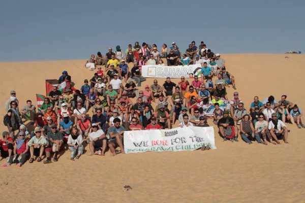 Alle deltakerne i Sahara Marathon 2015 samlet på ett brett.  FOTO: Arrangøren