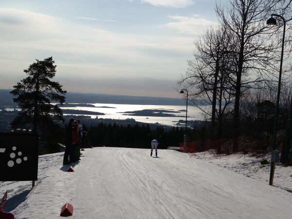 Men fortsatt så hun bare ryggen til Kalla. Og Oslofjorden langt der nede.