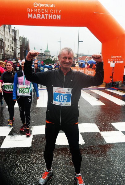 Bjørn Sandmoe jublet og jubilerte etter å ha fullført sitt siste maraton i sitt 60.år.