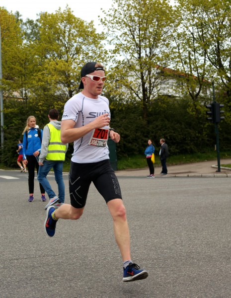 SINGLESEIER: Stian Håkonsen løper alle etappene og vinner Holmenkollen Opp og ned single på 1.06.39. Foto: Sportsmanden / Frode Monsen