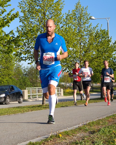 PERS! Det var fullt mulig å perse også i Fornebuløpet, noe Thomas Stordalen beviste da den ferske ultraløperen for første gang løp under de magiske 40 minuttene. På forhånd skrev han bl.a følgende på bloggen sin: "I over 2 år nå siden Sentrumsløpet i 2013 har jeg drømt om sub 40. Persen min er fra Fornebuløpet i fjor og lyder på 41:14. På trening har jeg løpt på under 41 minutter så jeg vet jeg har det i meg. Dette året er jeg også i en helt annen form en i fjor, mye lettere, sterkere og raskere. Derfor skal det blir utrolig gøy å løpe dette løpet i år. Helt uten press også da jeg skal bruke løpet som en ren fartsøkt. Derfor blir det lave skuldre, et stort smil og bånn gass fra start av så lenge det holder." Stordalen var meget konsentrert både før start og her underveis og fikk den beløningen han drømte om. Tiden ble 39.57. Snakk om beregning!  Foto: Sportsmanden / Frode Monsen 