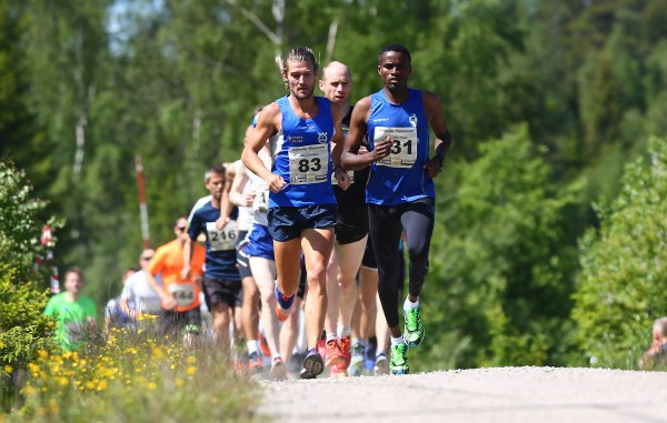 RASKT I TET: de tre beste topk komamndoen allerede fra start. Her etter en liten kiloemter er det Gishe Wako som drar med Lee Grantham og John Christian Deighan Hanssen (delvis skjult) som har fått en bra luke allerede. Foto: Tommy Støa